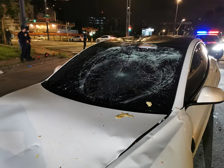 特斯拉擋風玻璃全碎。陸運鋒攝