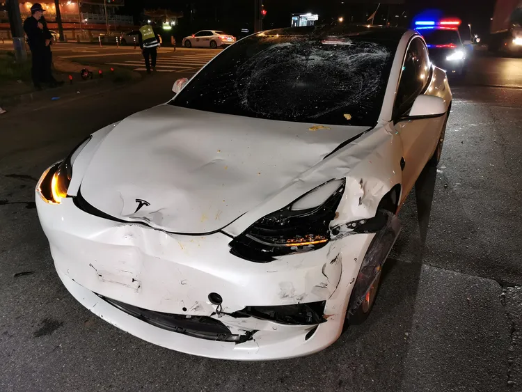 特斯拉車頭嚴重毀損。陸運鋒攝