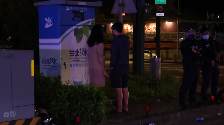 特斯拉駕駛與女性乘客。陸運鋒攝