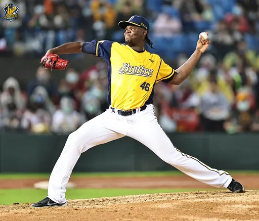 德保拉投手雙冠王穩了？兄弟本季最終戰帶著勝利開心回台中