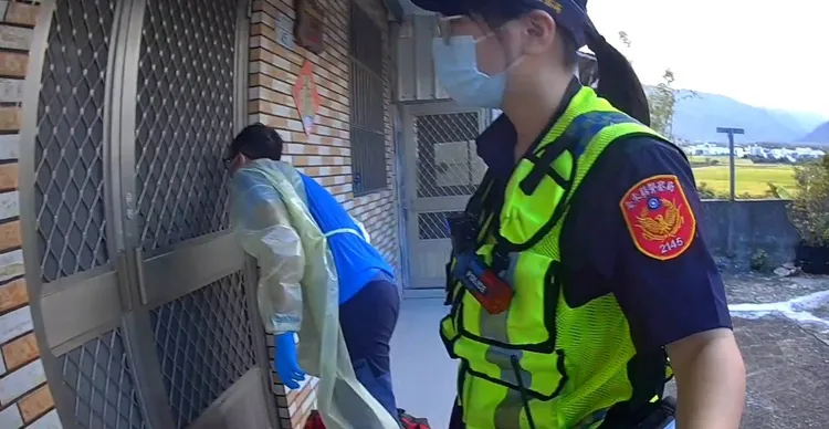 老翁在家心臟病發，警消到場卻發現大門深鎖。警方提供