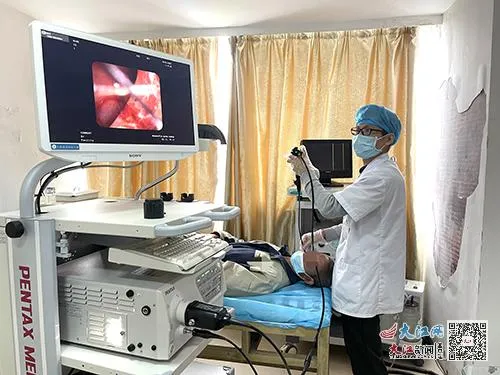 醫生在他的右側鼻腔發現會動的生物。澎湃新聞網