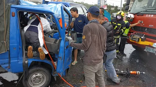 小貨車天雨路滑對撞 好痛!女駕駛受困右腿骨折斷4截