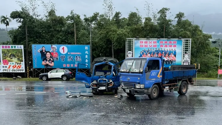 貨車對撞人卡車內，救護員動用油壓剪破壞車體將人救出。民眾提供