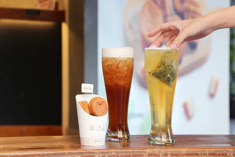 下午茶來點茶湯會微笑珍珠「雞蛋糕」搭配手搖飲，幸福又療癒。業者提供