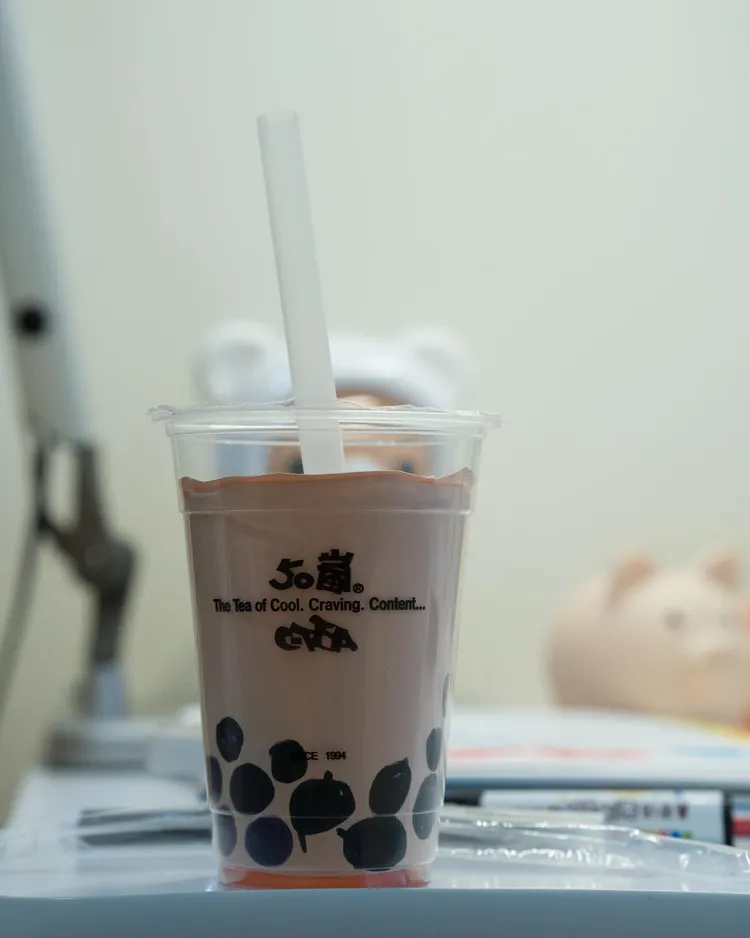 她不想買真的珍珠奶茶給女兒，還DIY假珍奶飲料杯。翻攝claire__0212的IG