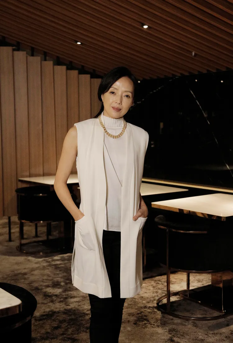 許芳宜片中面對進水的屋子無劇本演出，直呼是最過癮的一場戲。三乘影像事務所提供