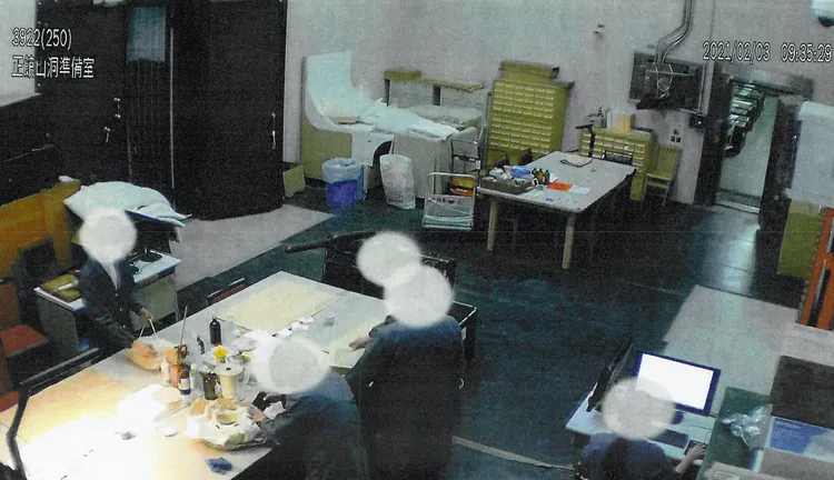 故宮人員發現編號「故瓷16896」的「明弘治款嬌黃綠彩雙龍小碗」破損時的監視器畫面。翻攝自故宮調查報告