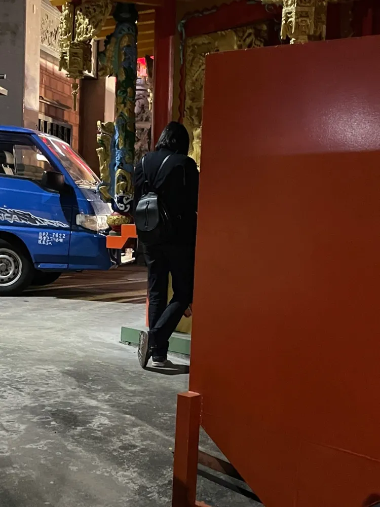 支持者發現有個女子躲在後方不斷拍照錄影。市議員林祈烽提供