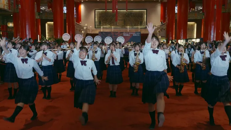 橘高校吹奏部學生在圓山大飯店的快閃活動。翻攝自「中華文化總會」YouTube