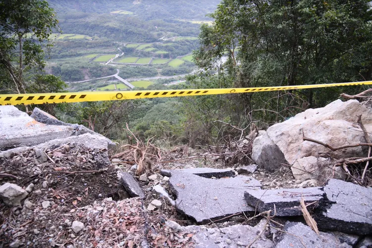 六十石山產業道路損害嚴重。花蓮縣府提供