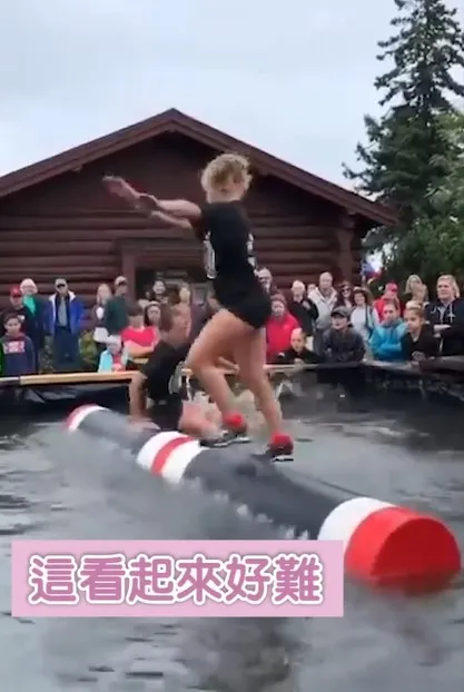靠近鏡頭的女孩成功逆轉勝。