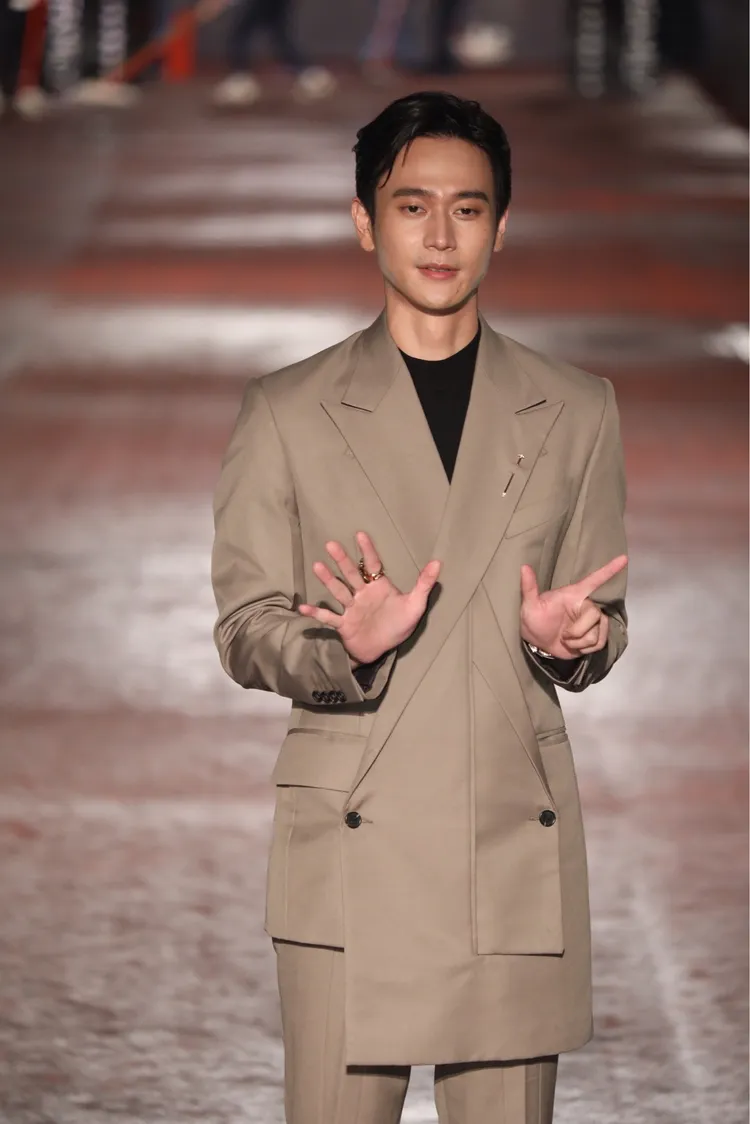 劉冠庭特殊剪裁西裝，非常帥氣。鄭孟晃攝