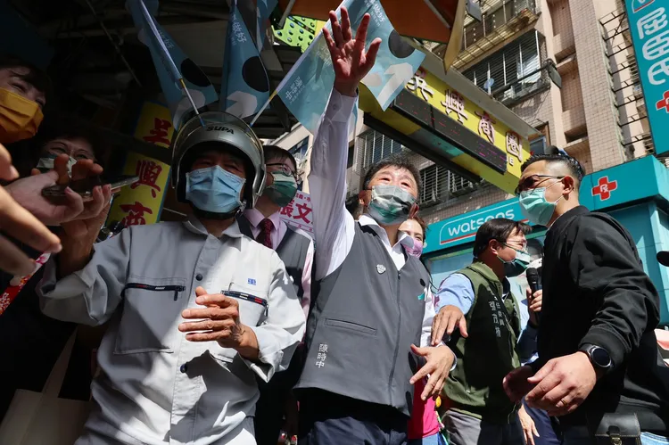 陳時中替何志偉緩頰。林林攝