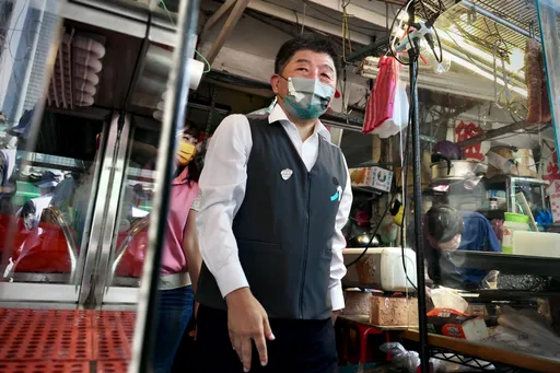 何志偉把阿中肖像放回收區惹怒小英 陳時中救火:要送我儘快拿回競總