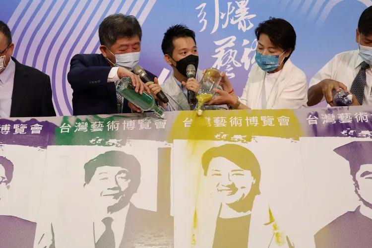 陳時中（左）與黃珊珊（右）創作沙畫時，何志偉就站在中間。資料照，葉志明攝