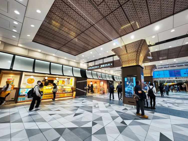 位於東京車站八重洲出口附近的東京車站一番街，匯集「東京禮物調色盤(TOKYO GIFT PALETTE)」、「日本美食街道」、「東京甜點樂園（改裝中，12月中開幕）」、「東京美食區」、「東京動漫人物街」、「東京拉麵街」等好吃好買元素。田欣雲攝