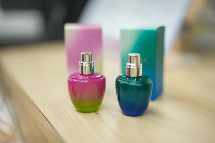 瓶身小巧可愛的AYURA香水產品。田欣雲攝