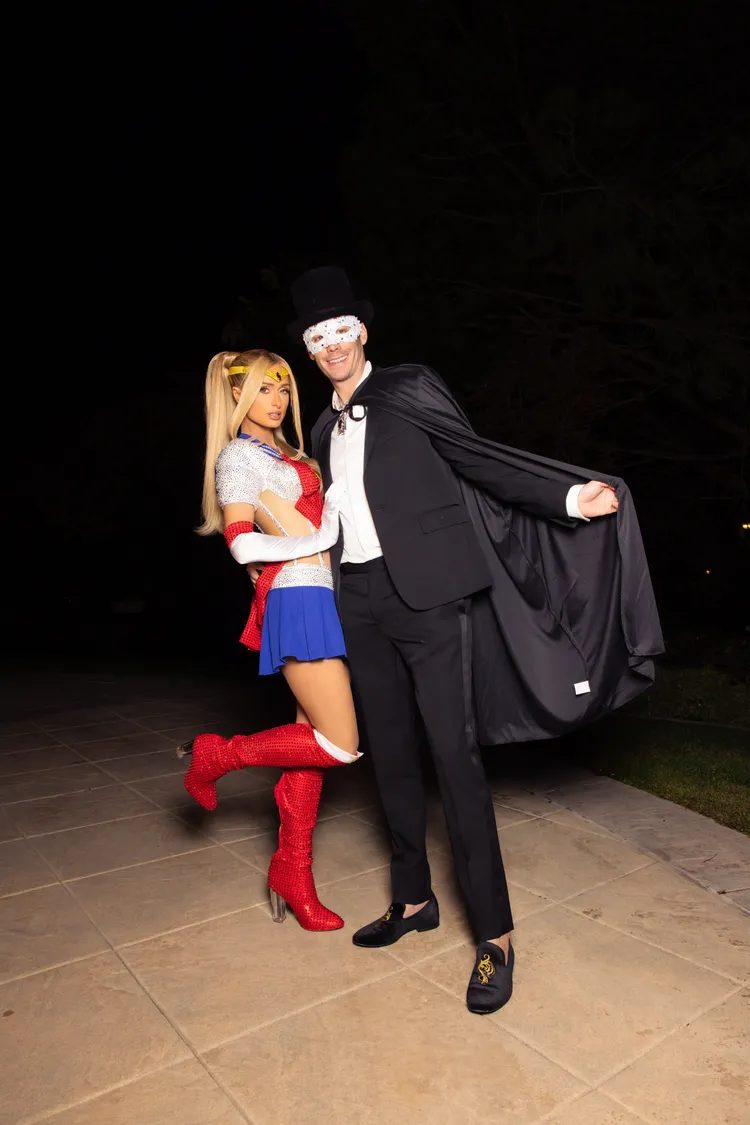 派瑞絲（左）與結婚將滿周年的老公卡特瑞恩大曬恩愛，老公扮成「歌劇魅影」。達志