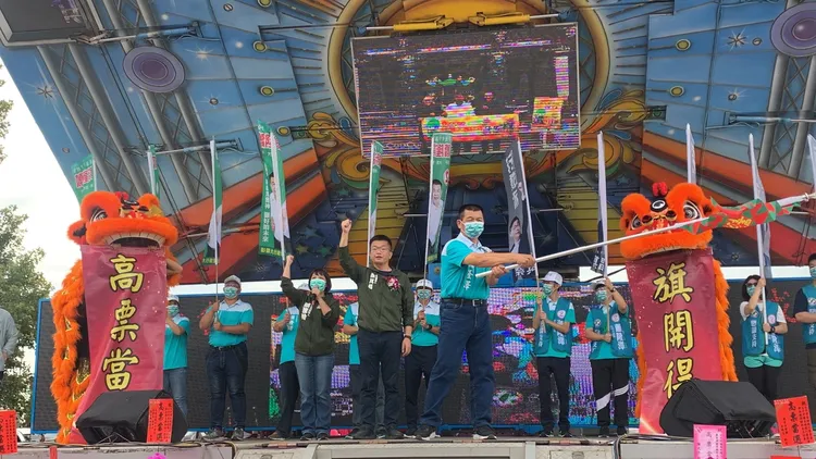 蕭隆澤接下蔡其昌授旗，揮舞戰旗，台下高呼「2號凍蒜！｣現場民眾情緒嗨到最高點。曾雪蒨攝