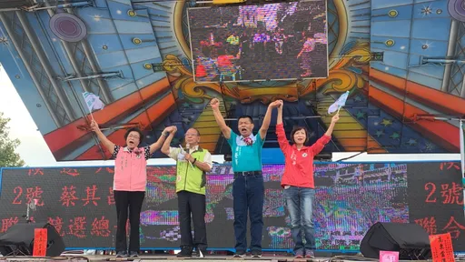 台中「英連線」市議員跨區力挺 蔡其昌授旗蕭隆澤攜手打氣