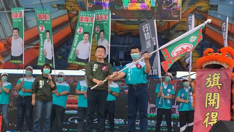 民進黨台中長候選人蔡其昌親授戰旗給「英連線」市議員蕭隆澤。曾雪蒨攝