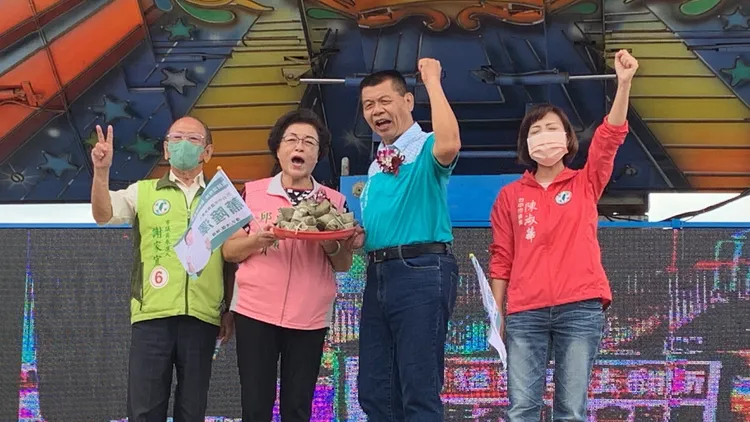 台中市議會「英連線」市議員謝明源（左1）、邱素貞（左2）、 與陳淑華（右1）今天不跑自己與女兒選戰行程，跨區到潭子力挺同陣線蕭隆澤（右2）。曾雪蒨攝