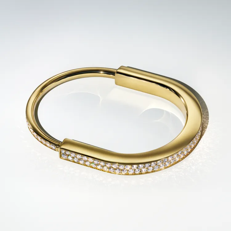 TIFFANY & Co Lock 18K黃金鑲鑽手鐲，94萬9000元。品牌提供