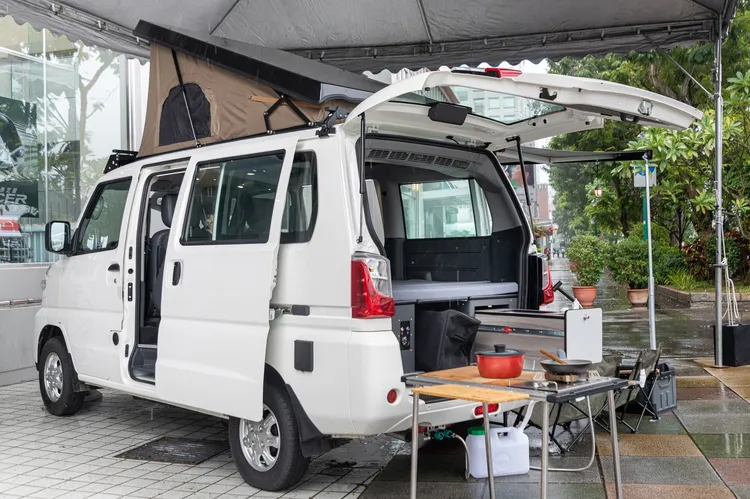 車艙後方加入了流理檯、整合式櫥櫃以及花灑等，為了能在車內用水，車底也安裝了35公升、具備加壓泵浦的水桶。中華汽車提供