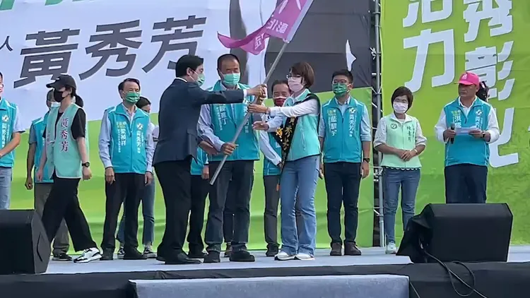 賴清德與黃秀芳為後援會授旗。孫英哲攝