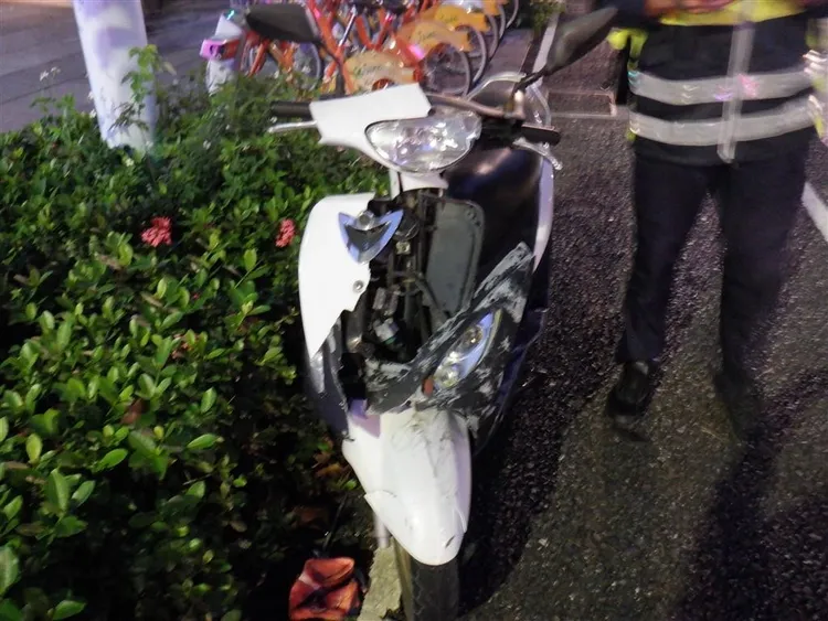 機車追撞後，車頭近乎全毀。翻攝畫面