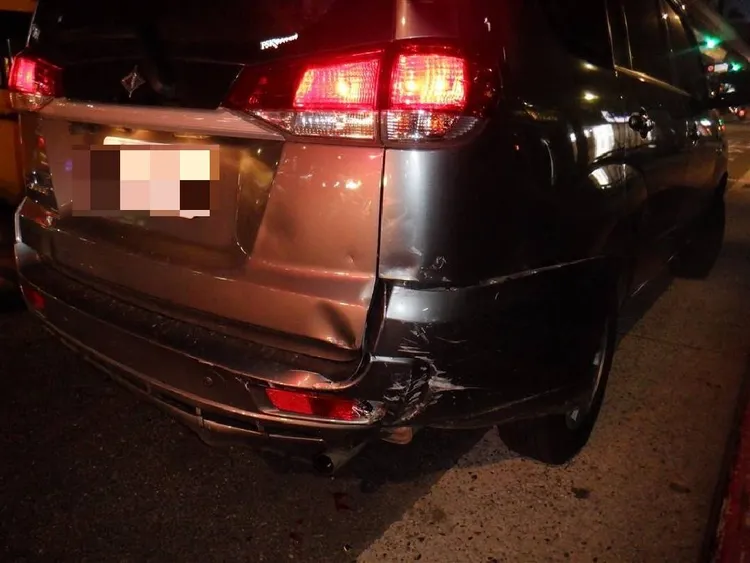 箱型車後方遭追撞。翻攝畫面