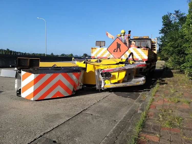 緩撞車墊後保護前方工程車，被後方休旅車追撞，車尾受損情形。民眾提供