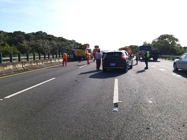 VOLVO休旅車追撞緩撞車後停在中線車道。民眾提供