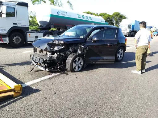 國道緩撞車又被「自駕模式」擊落 「瑞典坦克」追尾對決車頭全毀