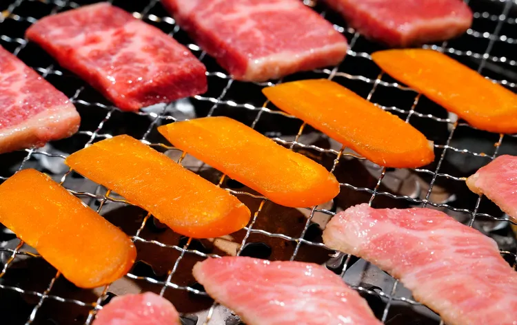 符合資格到「夯下去新潮和牛燒肉」選擇「極上雙和牛牛排放題」方案，全桌可享「雲林北港烏魚子」吃到飽。