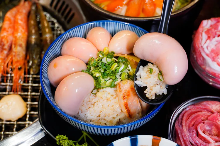 哞哞屋和牛燒肉推出秋冬補氣新品「麻油雞胇松阪豬湯泡飯」。業者提供