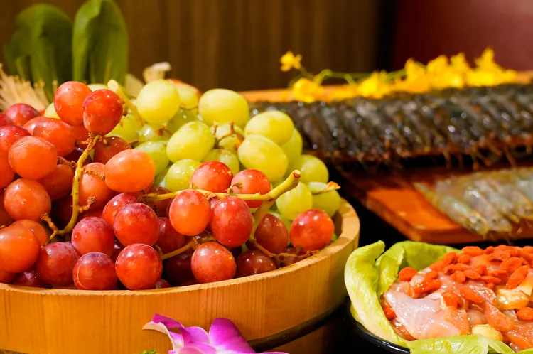 馬辣頂級麻辣鴛鴦火鍋即日起限時2-4周供應「南美洲無籽紅葡萄」吃到飽。業者提供