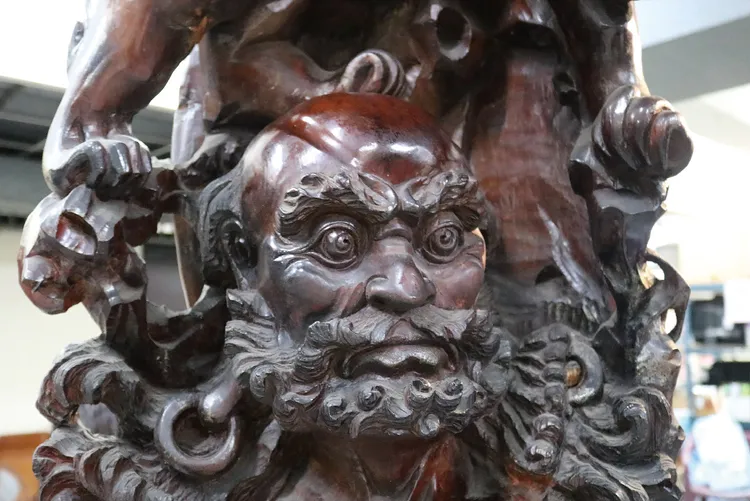 紅豆杉木雕藝品特寫，雙眼炯然有神。屏東執行分署提供