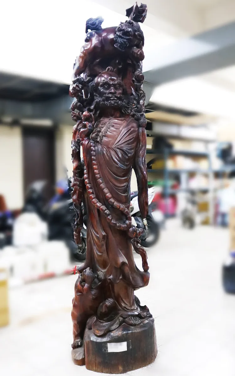 2米高的紅豆杉木雕藝品起拍價訂為14萬元。屏東執行分署提供