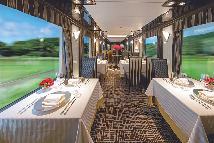 列車上的餐車視野，依傍山水。JR西日本提供