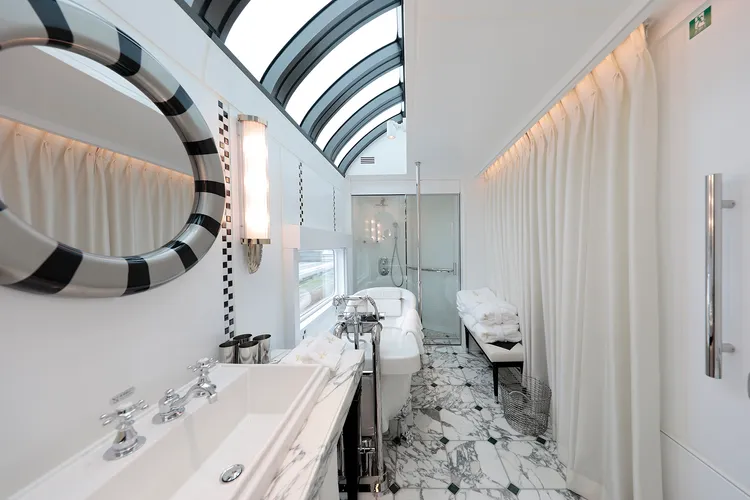 頂級套房擁有全車唯一浴缸設計。JR西日本提供