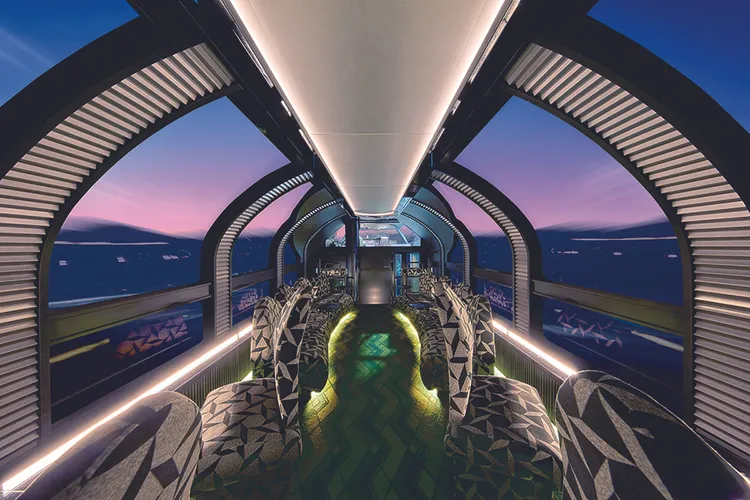 全景式展望列車24小時開放。JR西日本提供