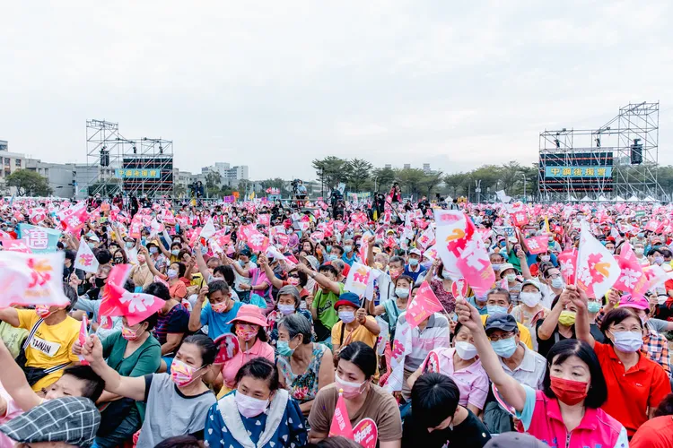 陳其邁競選總部今下午成立，主持人宣布現場湧入5萬人。陳其邁競總提供