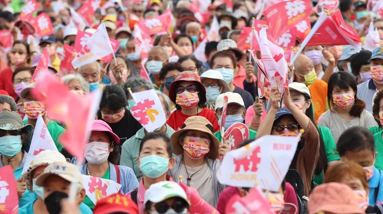 陳其邁競選總部今下午成立，群眾揮手嗨翻。陳其邁競總提供