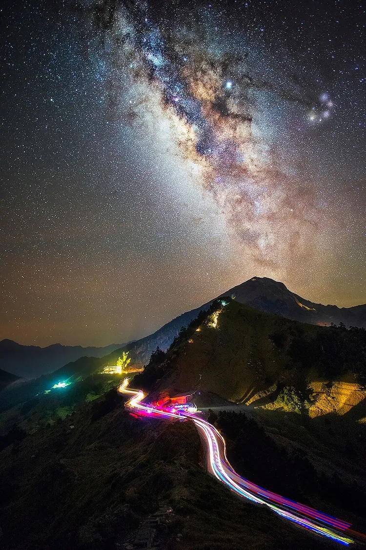 林鉦翔拍下絕美的合歡山公路及星空。林鉦翔