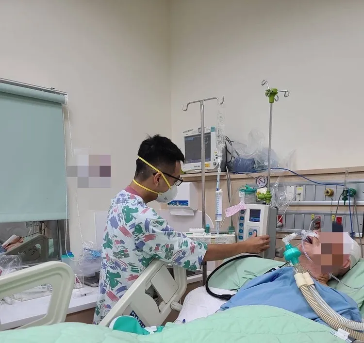 林鉦翔是加護病房的護理師。林鉦翔提供