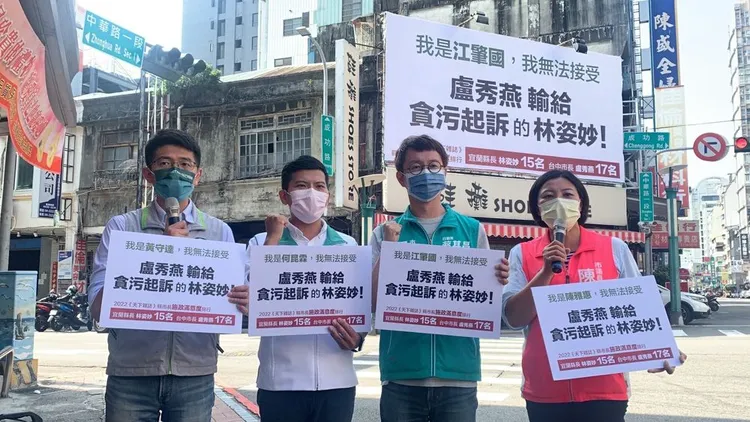 民進黨多位市議員候選人日前也掛出「無法接受盧秀燕輸給林姿妙」的看板。資料照片