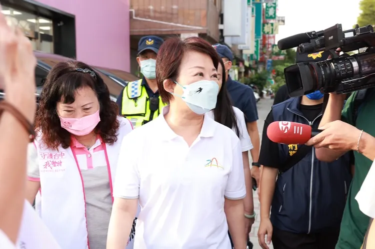 針對綠營高掛「拒盧」看板，剛主持東豐快速道路復工典禮的盧秀燕回應：「選舉不打口水戰，我們用政績說話」。盧秀燕總部提供