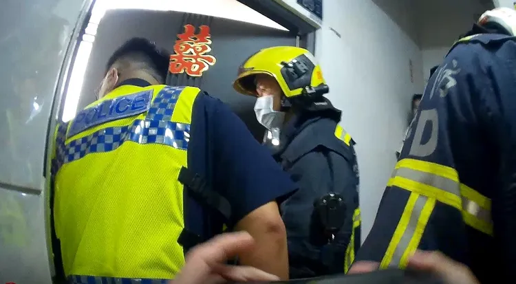 警員會同消防人員破門進入屋內。民眾提供